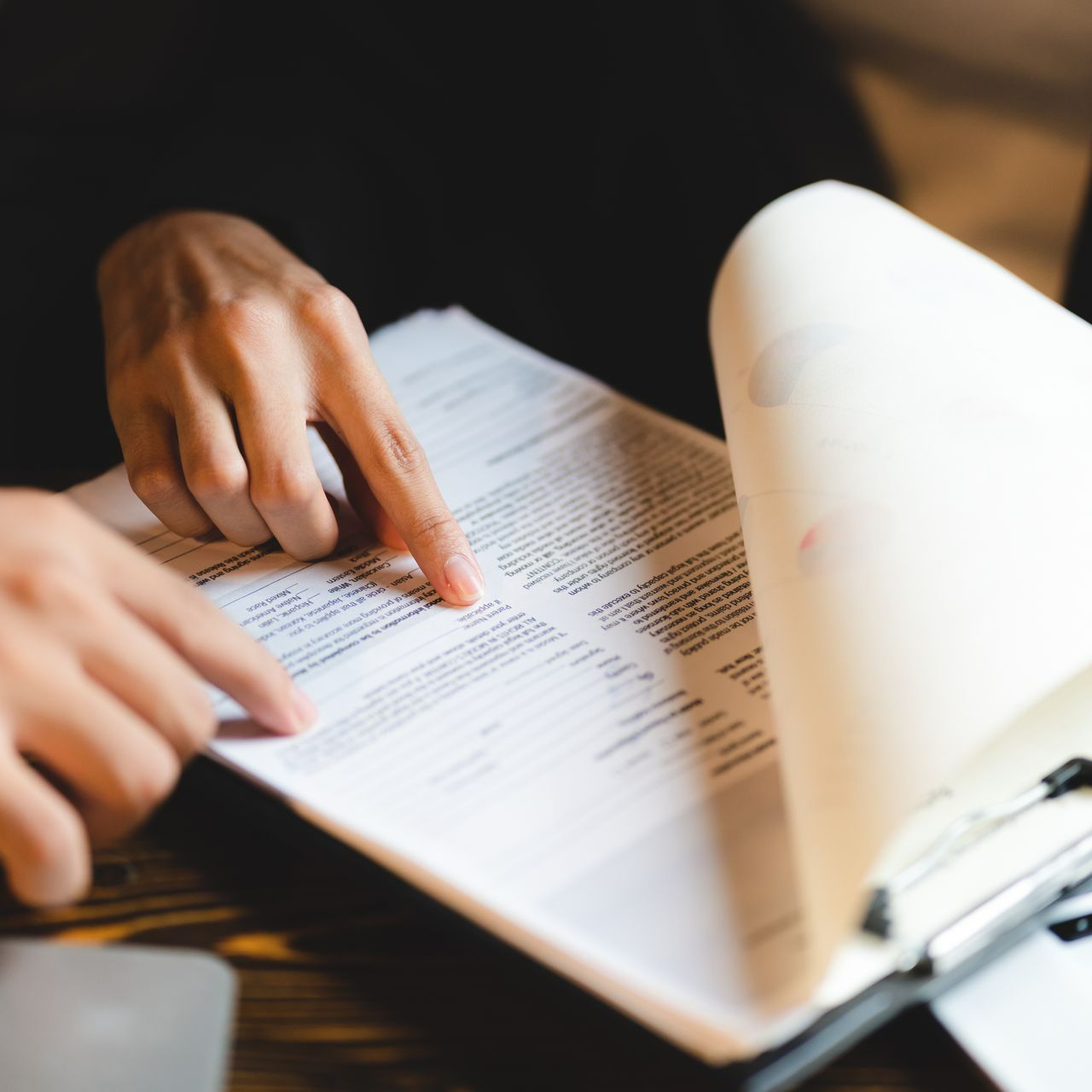 Relecture d'un contrat fiscal avec votre avocat