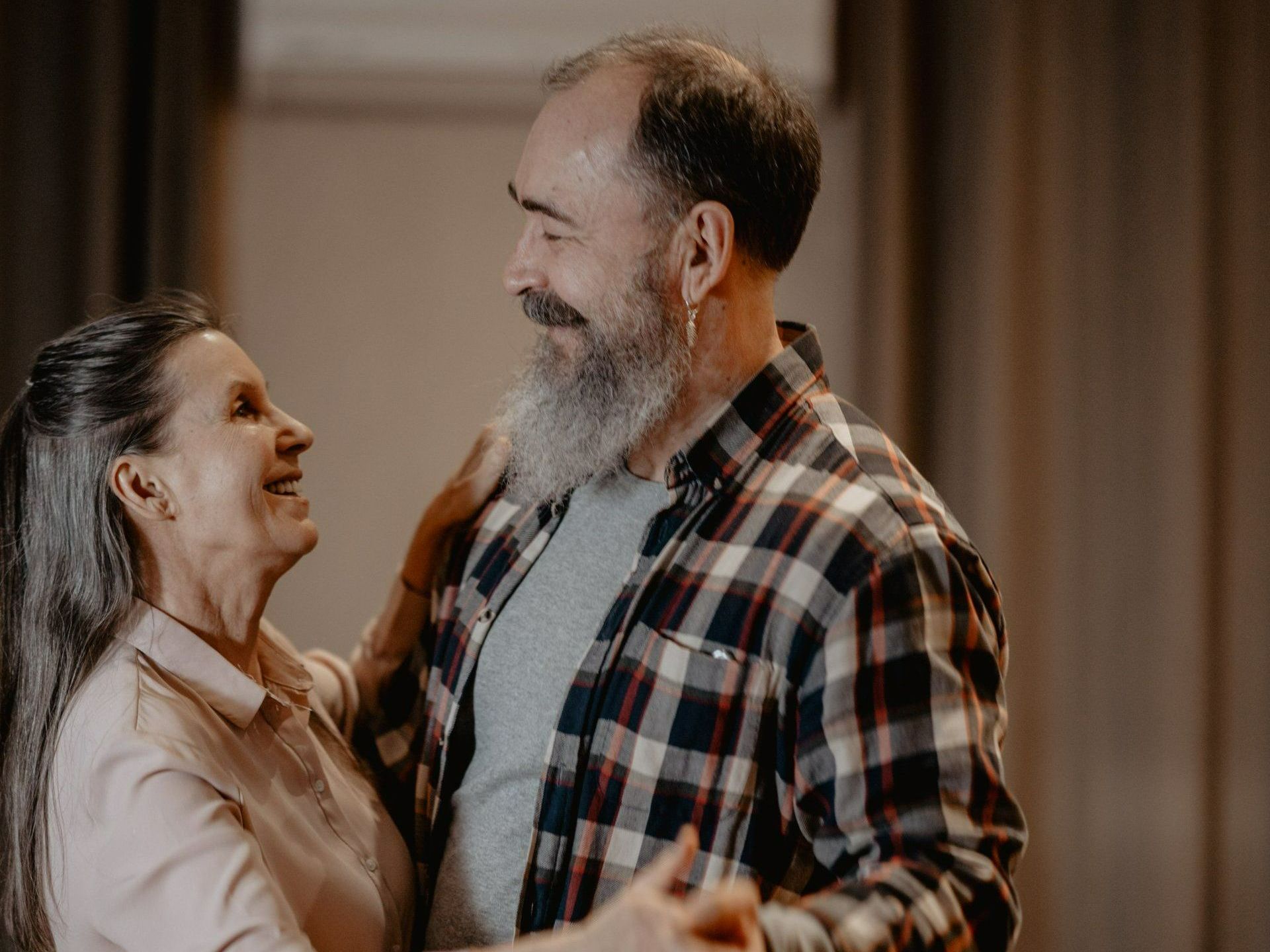 Couple âgé qui danse