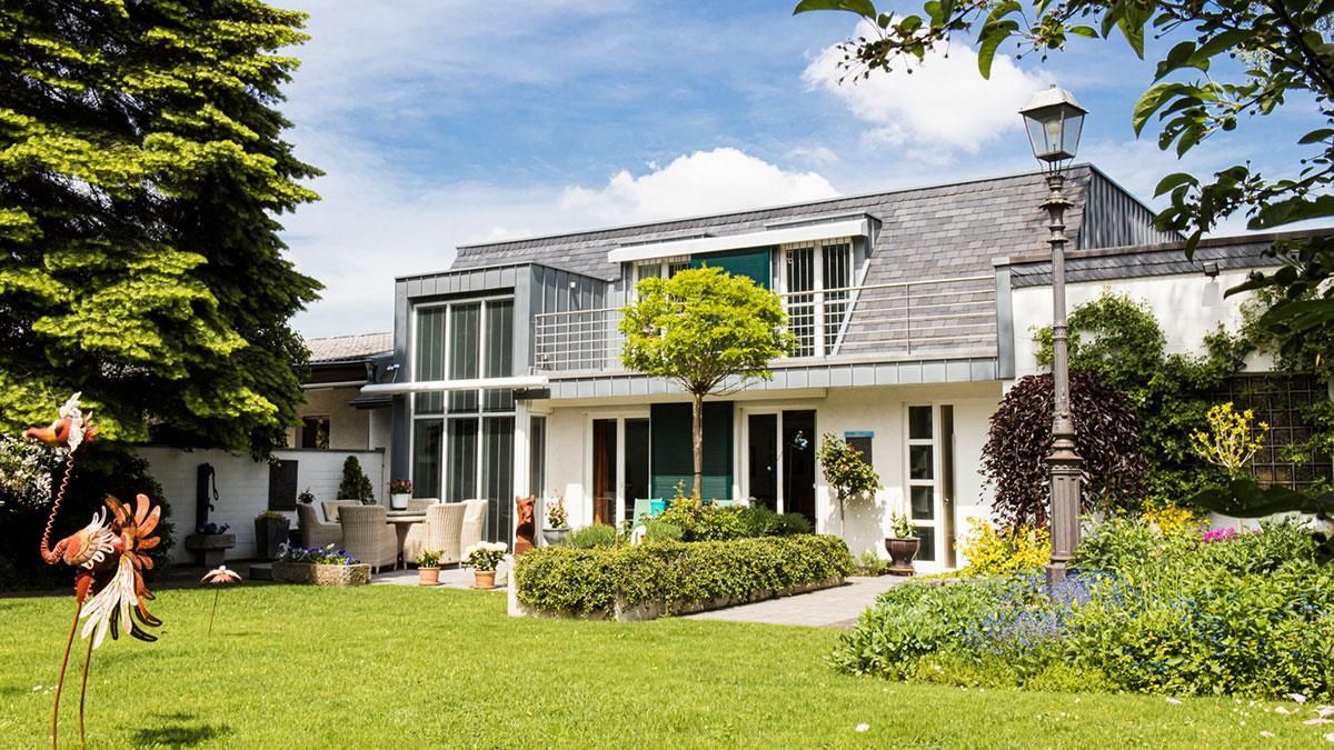 Ein großes weißes Haus mit einem großen Rasen davor