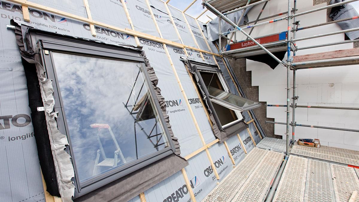 Ein Gebäude mit vielen Fenstern und einem Gerüst darauf