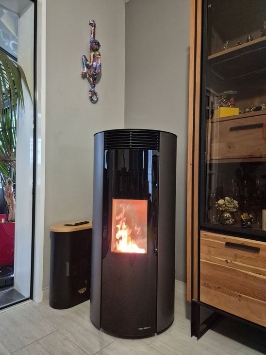 Poêle à pellet en fonctionnement près d'un meuble en bois