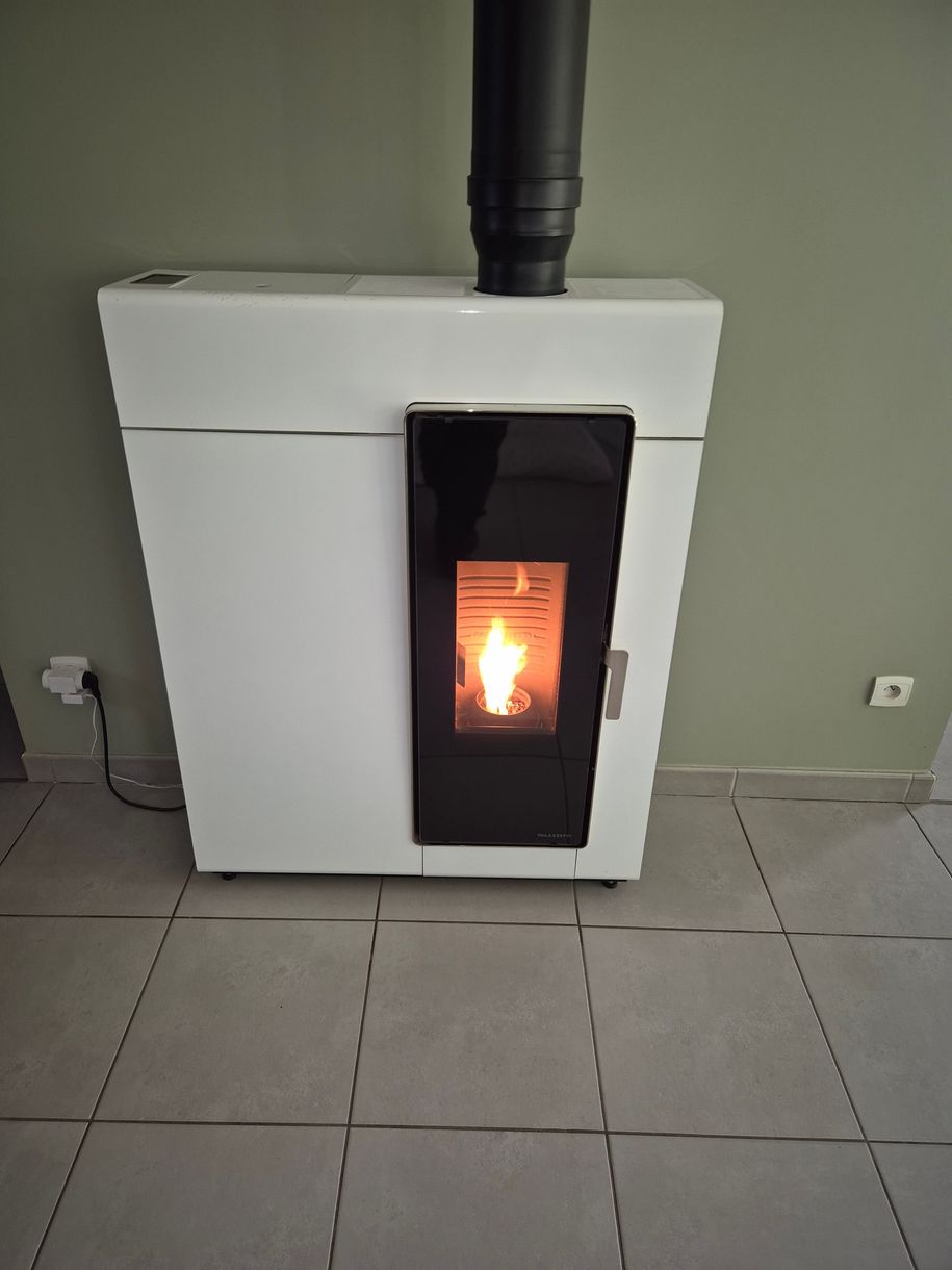 Poêle à pellets blanc et conduit de cheminée noir