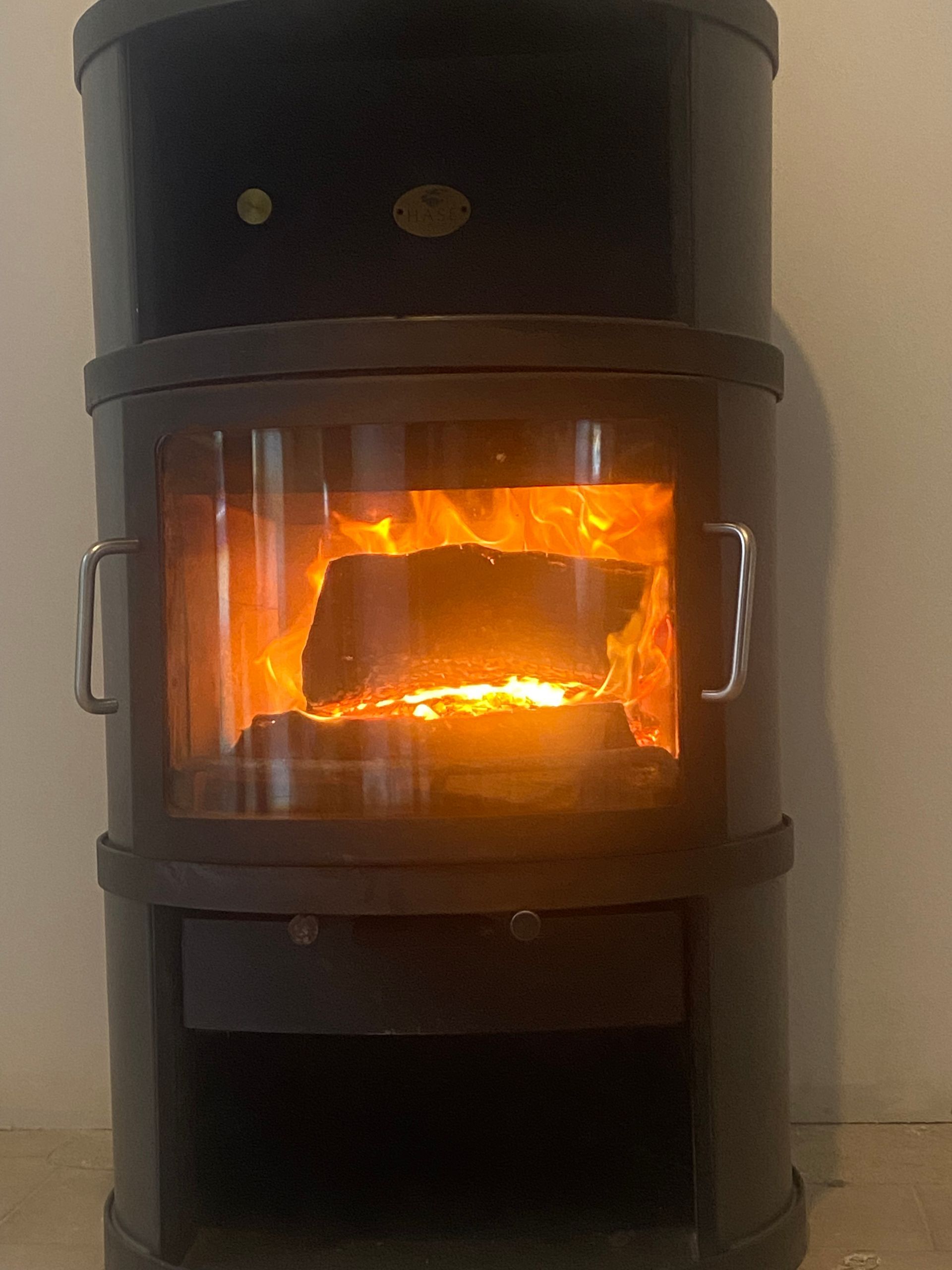 Un feu crépite dans un poêle à bois bûche.