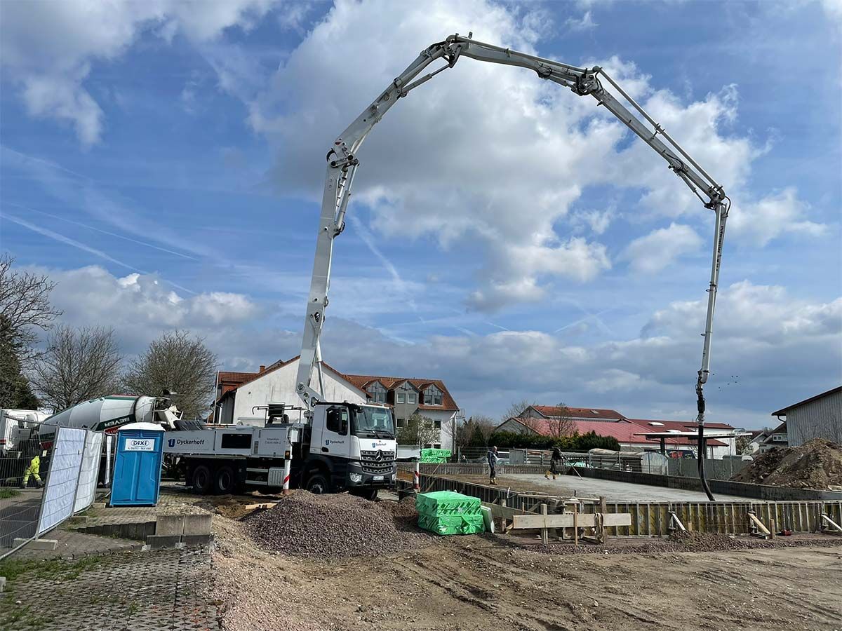 Ein Haus wird umgebaut und ist von einem Gerüst umgeben.