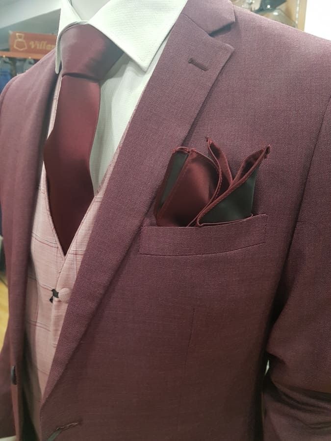 Maniquí con traje marrón, chaleco, camisa blanca y corbata; pañuelo de bolsillo.