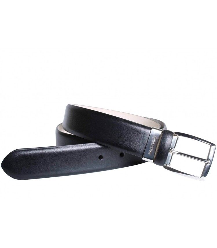 Cinturón de piel de color negro con hebilla plateada, sobre fondo blanco.