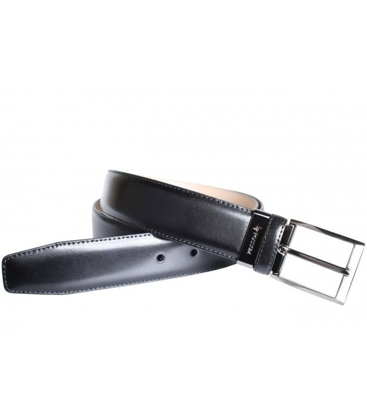 Cinturón de piel negro con hebilla plateada sobre fondo blanco.