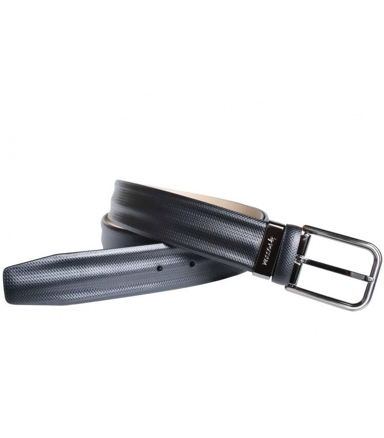 Cinturón de cuero negro con hebilla plateada, sobre una superficie blanca.