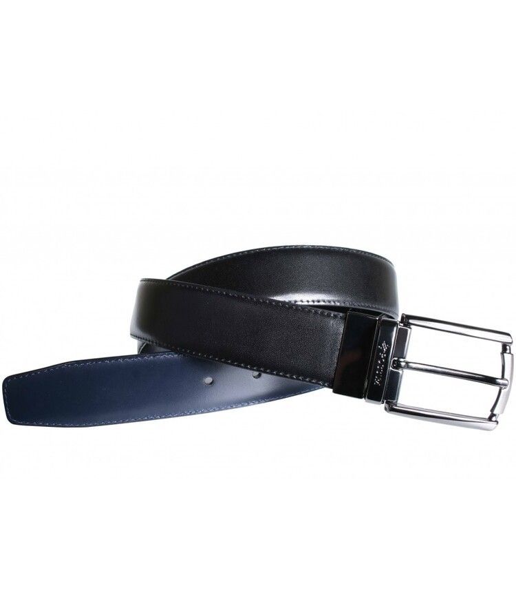 Cinturón reversible de piel negro y azul con hebilla plateada.