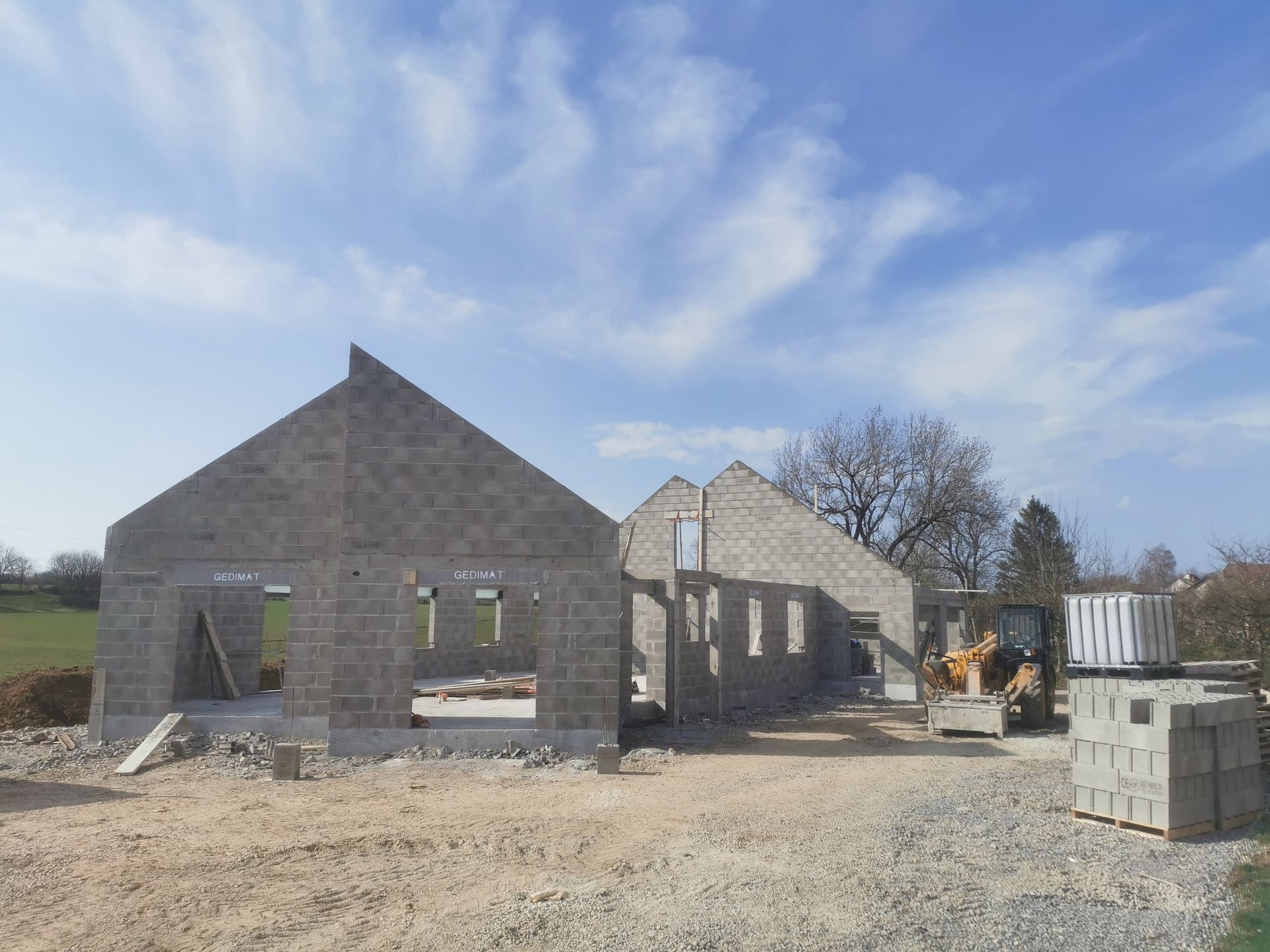 Bâtiment en construction ; murs en parpaings.