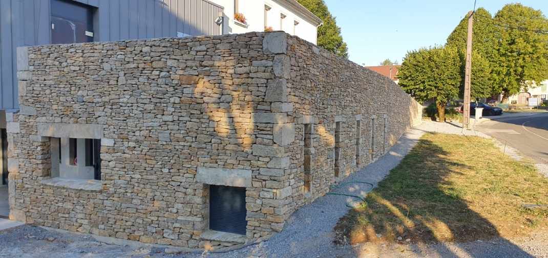 Maison moderne en construction.