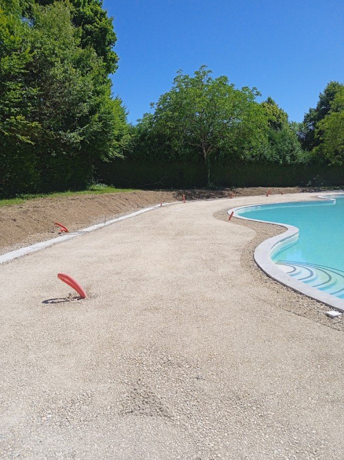 Une piscine avec du béton autour.
