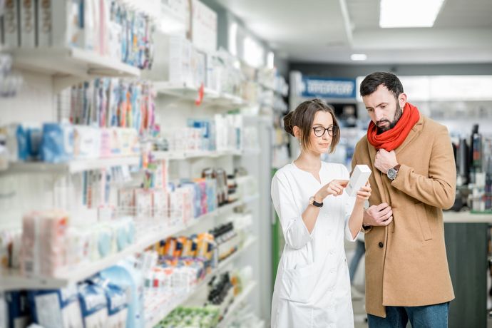 Une pharmacienne expliquant un produit à un client.