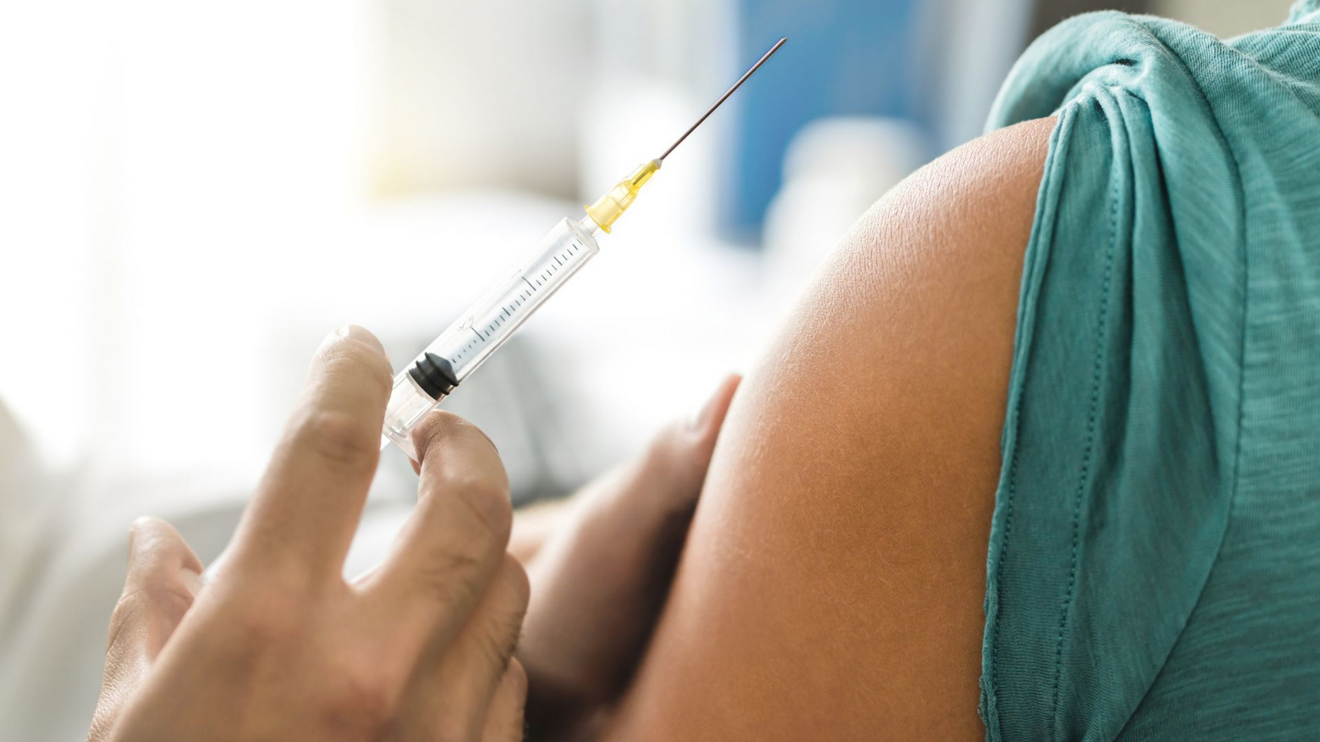 Une personne qui se fait vacciner.