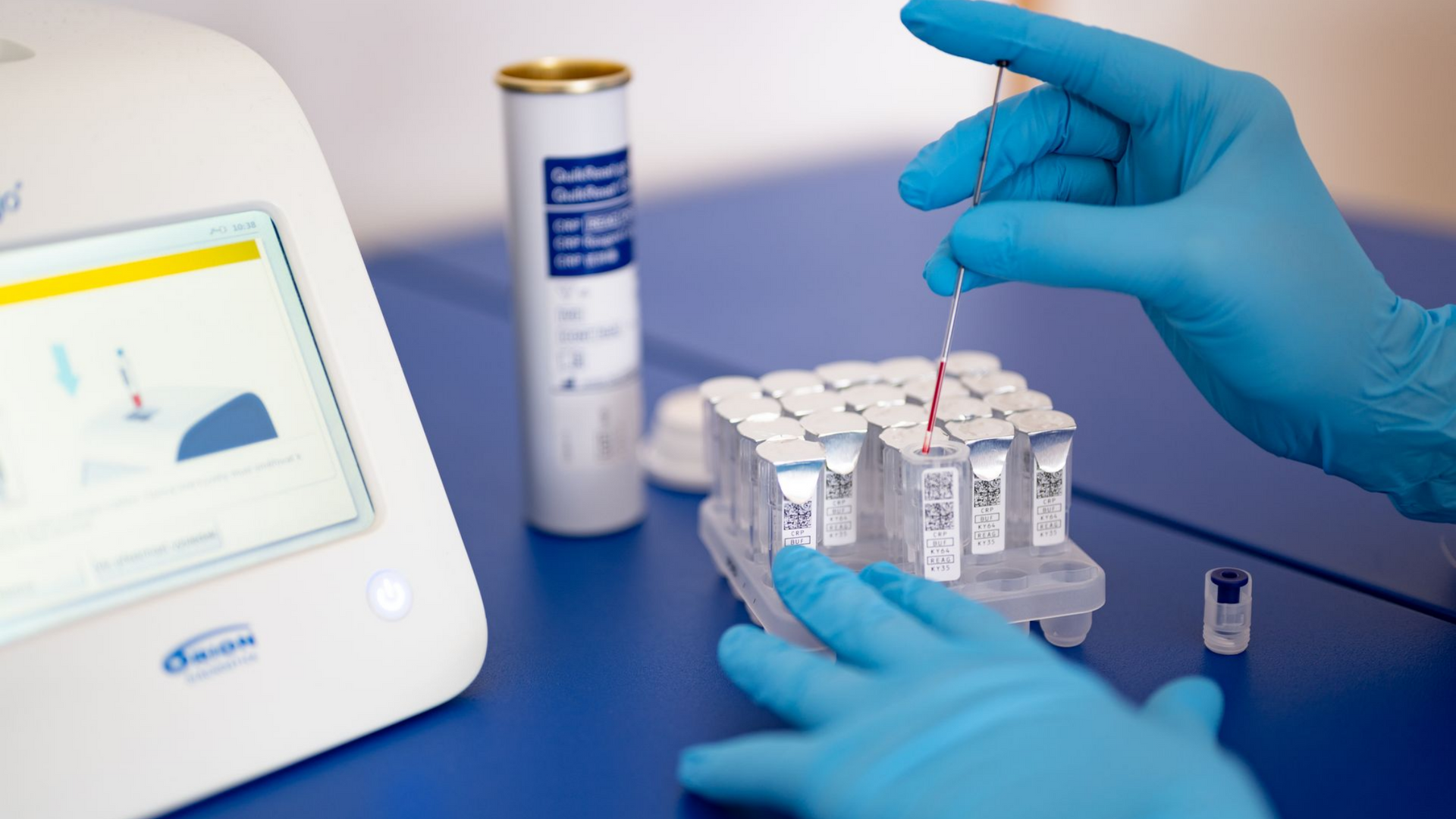 Une personne réalisant un test diagnostique.