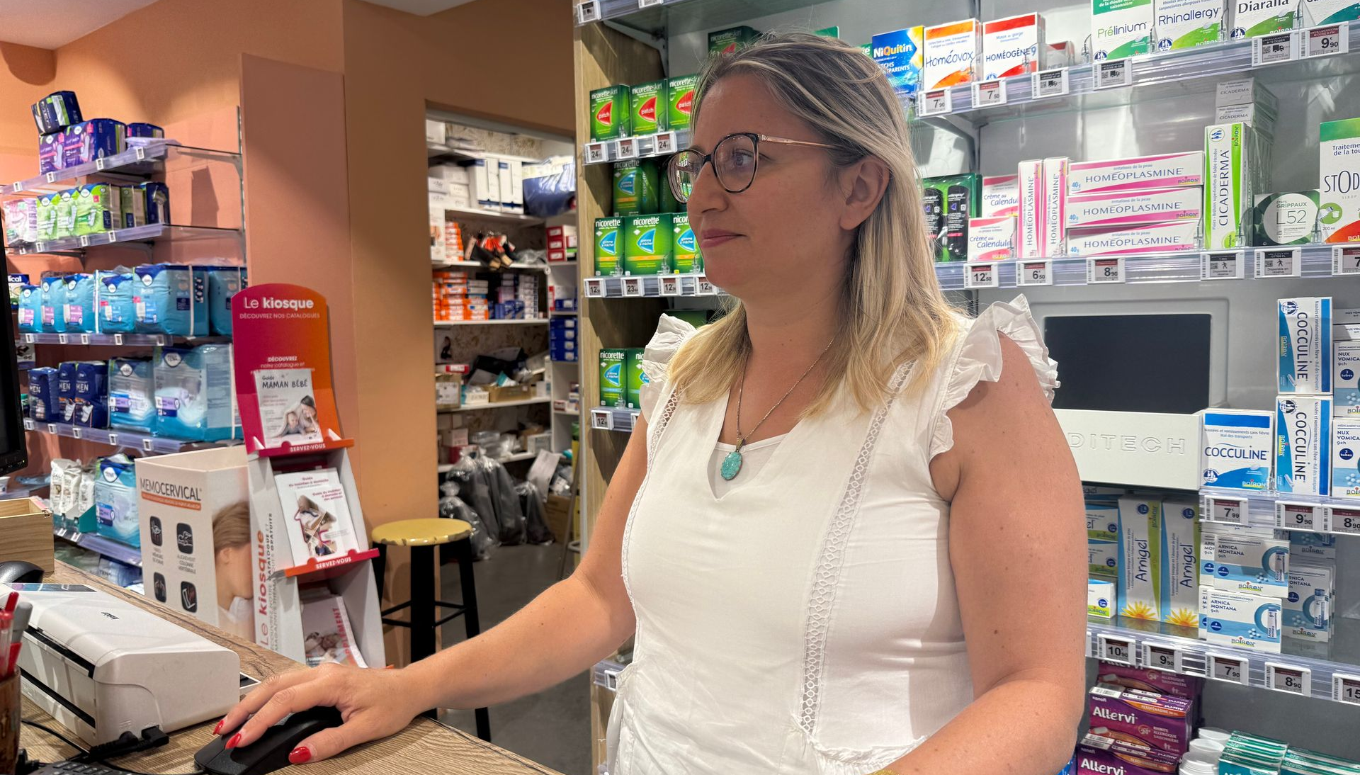 Une pharmacienne au comptoir.