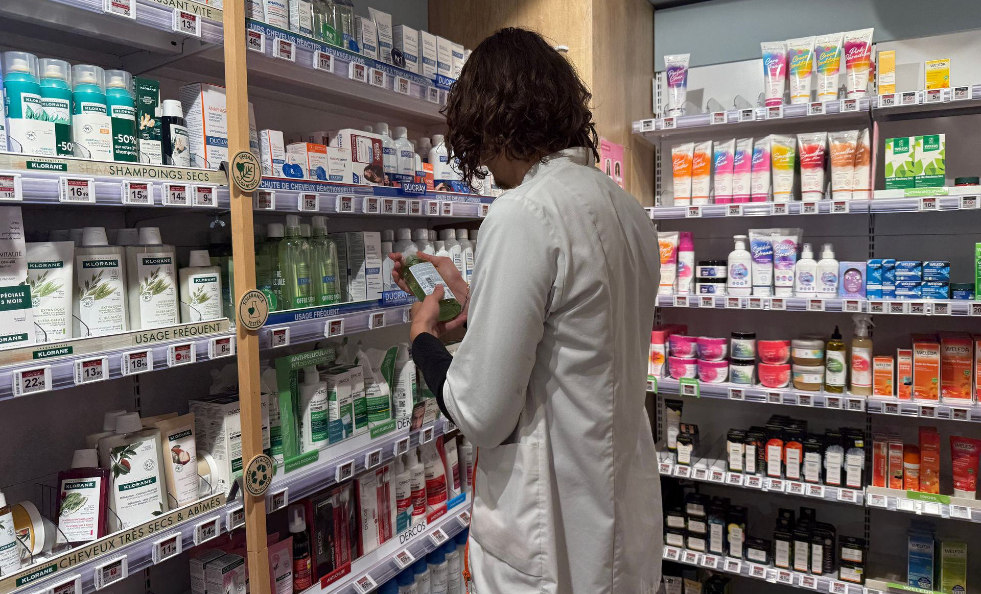 Un pharmacien consultant un produit.