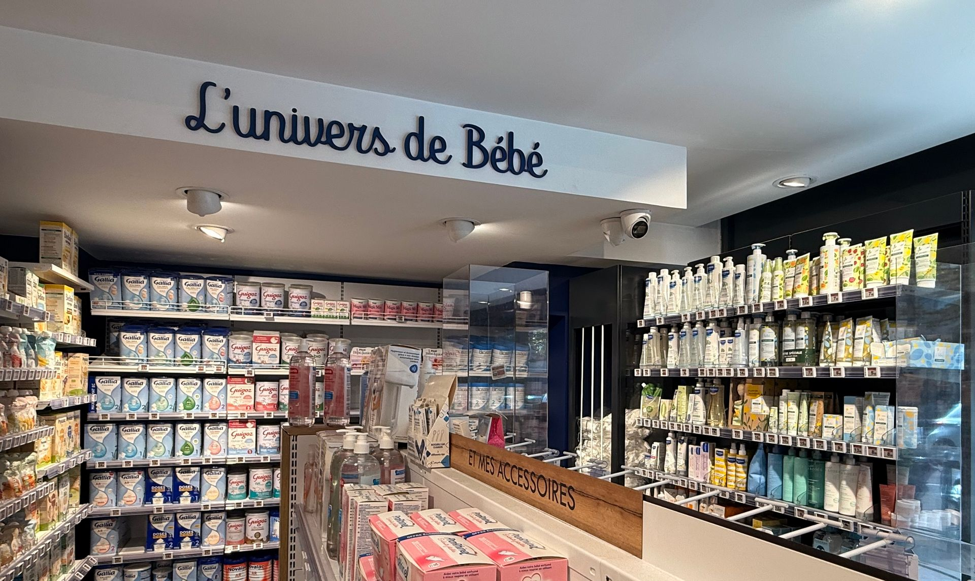 Le rayon bébé d'une pharmacie.