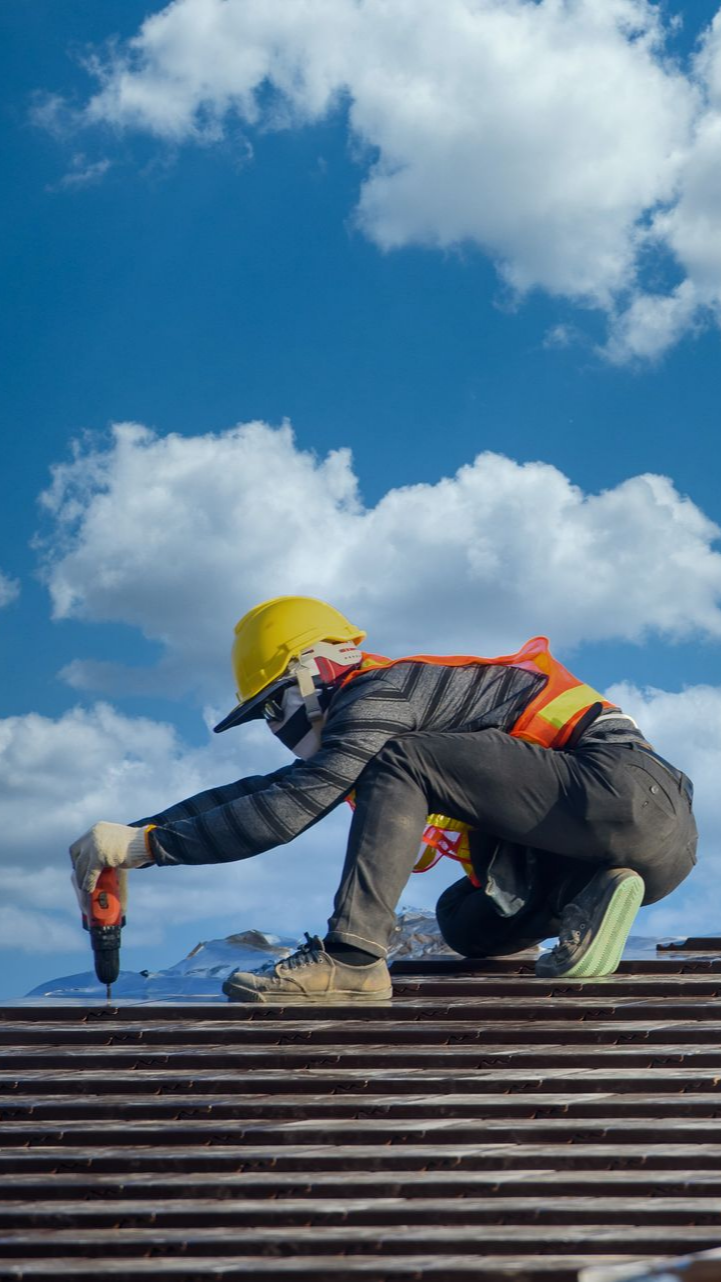 Un homme sur un toit et des nuages