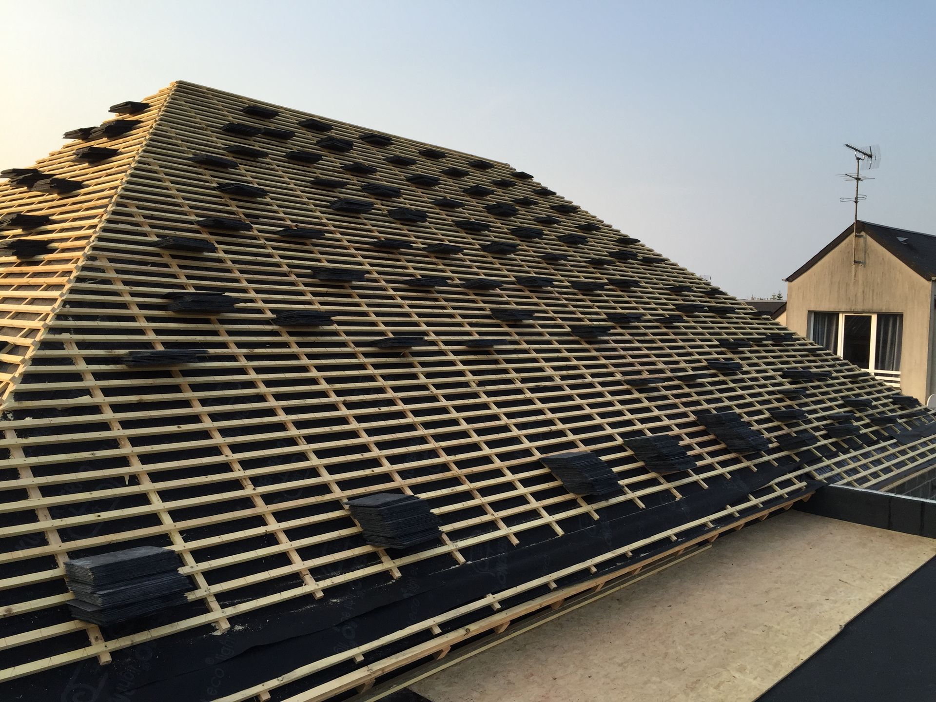 Un homme sur un toit avec une perceuse