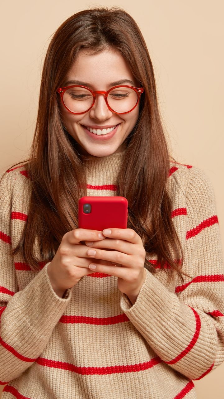 Une femme sur son téléphone