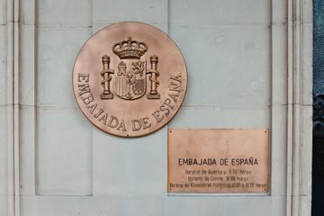 Placa conmemorativa del Banco de España, colocada en un muro de piedra, con sello de bronce y texto en español.
