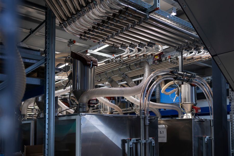 ein großes Lagerhaus mit vielen Rohren, die von der Decke hängen - KID GmbH Anlagenbau in Bad Hersfeld