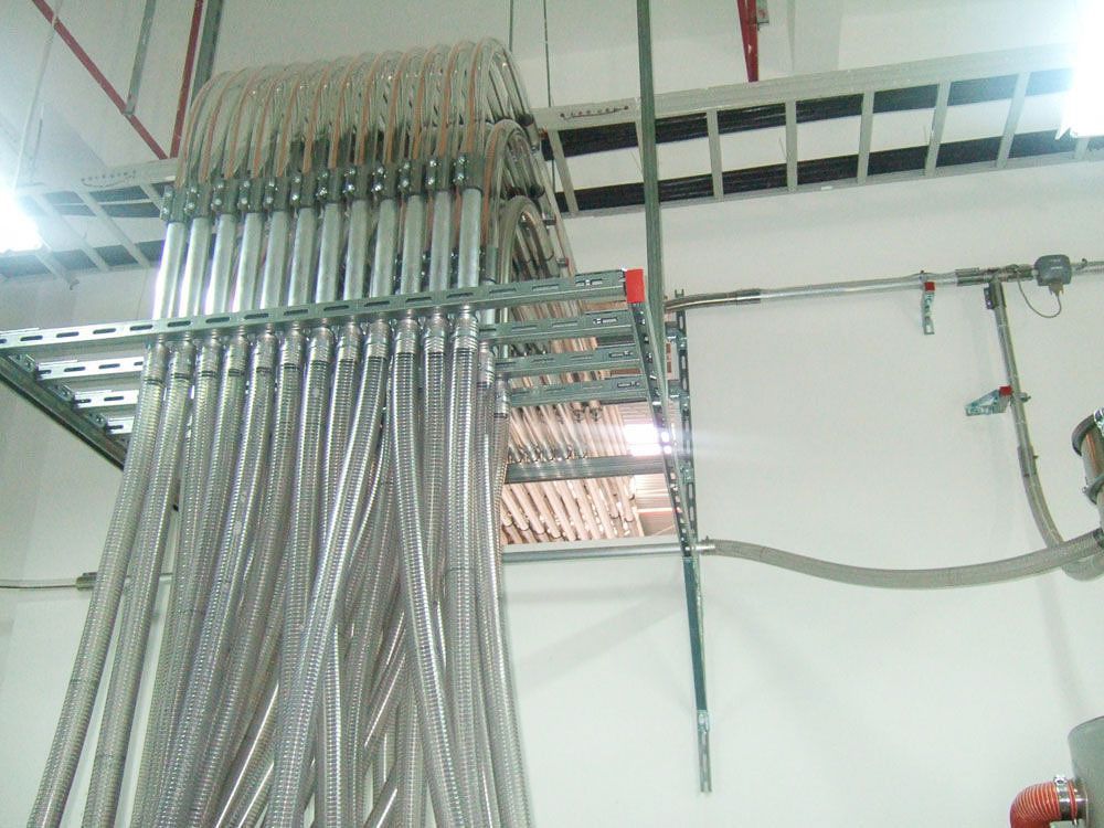 Von der Decke hängen ein paar Metallrohre - KID GmbH Anlagenbau in Bad Hersfeld