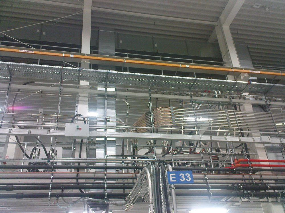 ein Lagerhaus mit einem blauen Schild mit der Aufschrift E 33 - KID GmbH Anlagenbau in Bad Hersfeld