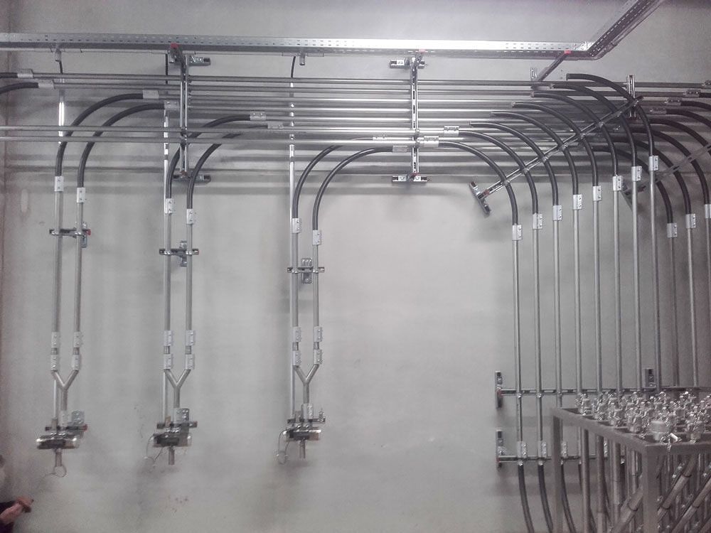 An einer Wand hängen ein paar Metallrohre - KID GmbH Anlagenbau in Bad Hersfeld