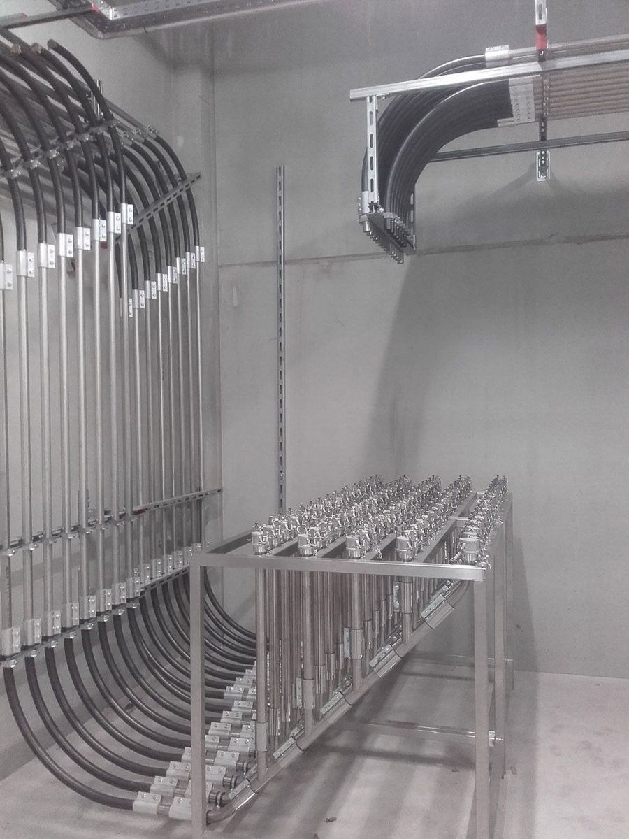 In einem Raum hängen mehrere Rohre von der Decke - KID GmbH Anlagenbau in Bad Hersfeld