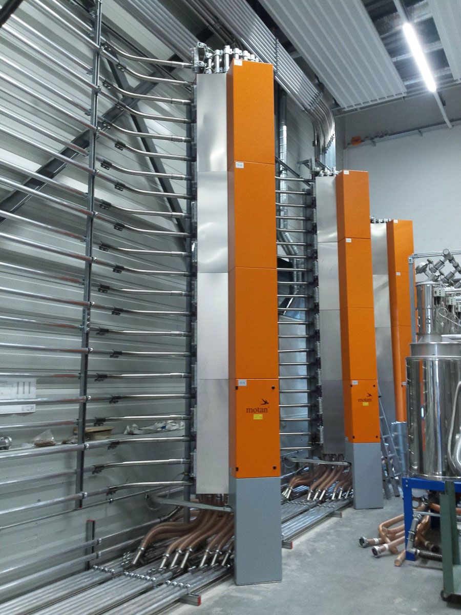 ein großer Raum mit vielen Regalen und Rohren - KID GmbH Anlagenbau in Bad Hersfeld