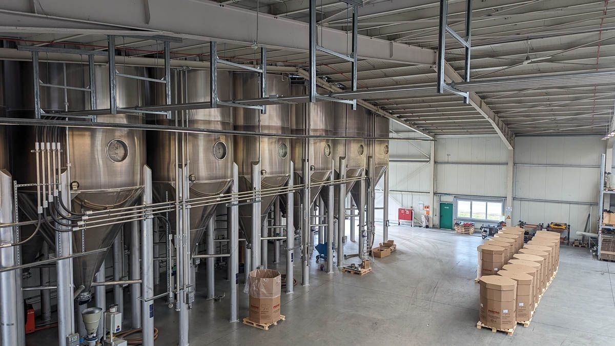 ein großes Lagerhaus voller Behälter und Säcke - KID GmbH Anlagenbau in Bad Hersfeld