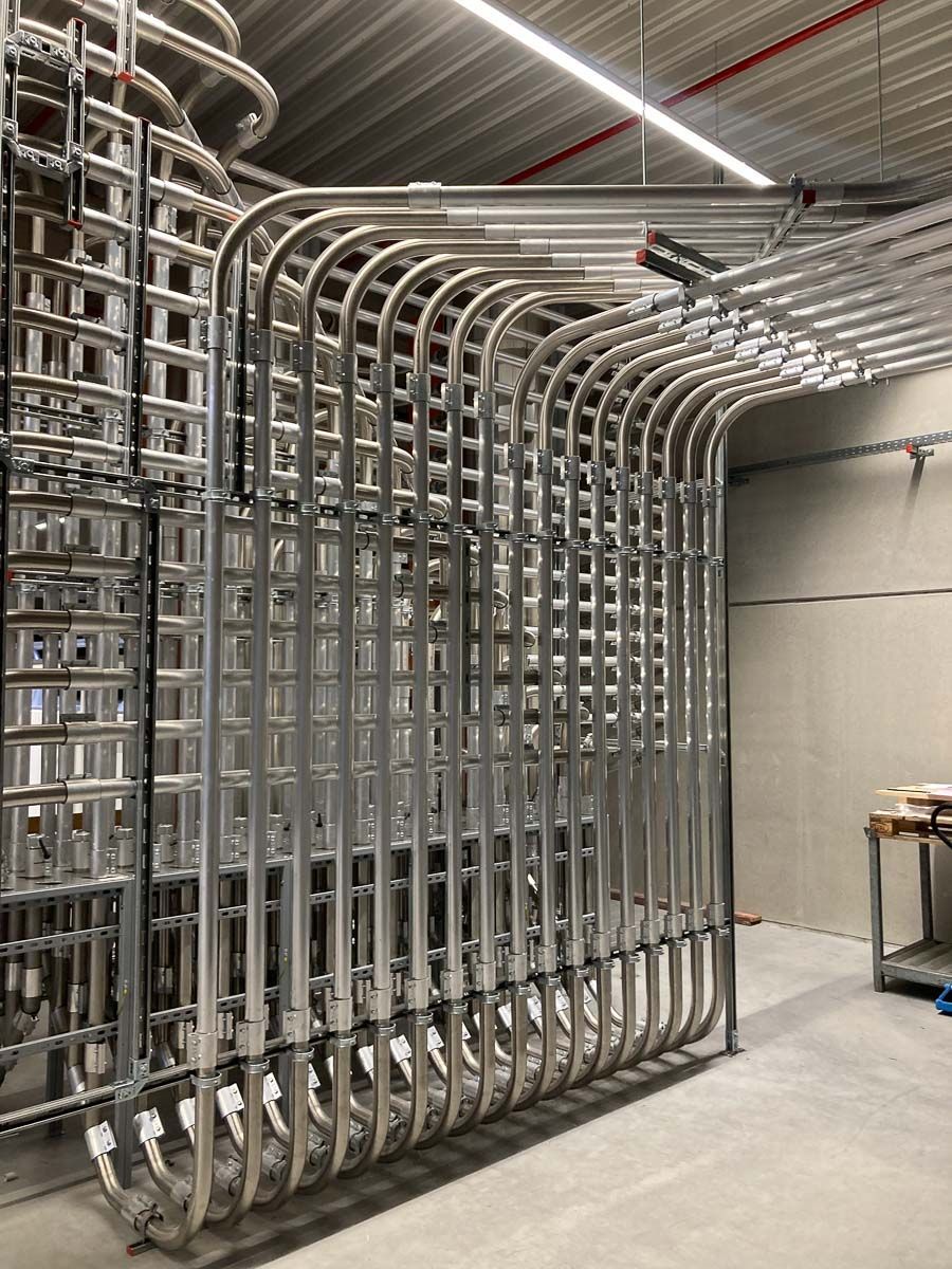 In einem Raum sind mehrere Metallrohre übereinander gestapelt - KID GmbH Anlagenbau in Bad Hersfeld