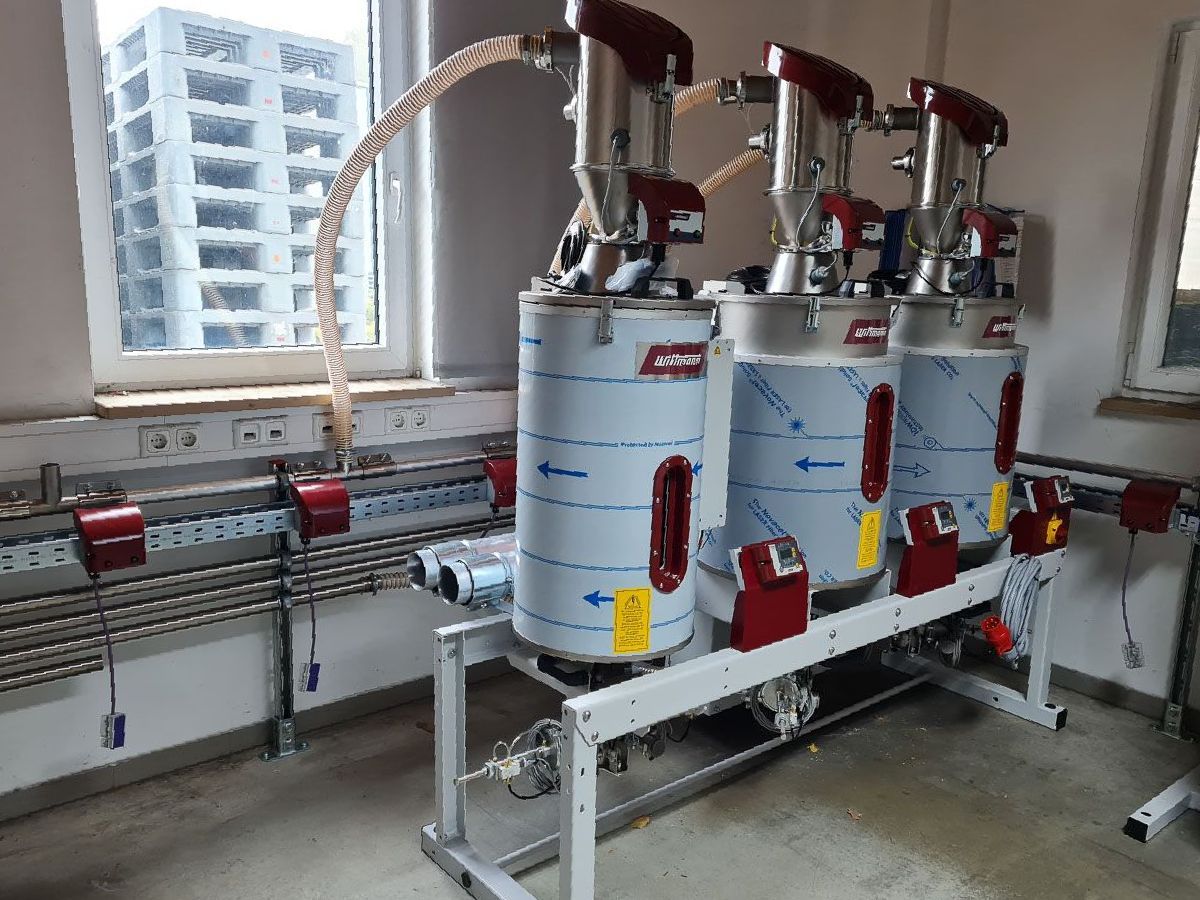 Eine Maschine steht in einem Raum neben einem Fenster - KID GmbH Anlagenbau in Bad Hersfeld