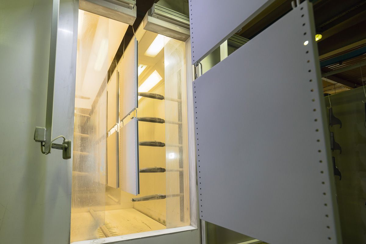 ein Raum mit vielen Regalen und einer offenen Tür - KID GmbH Anlagenbau in Bad Hersfeld 