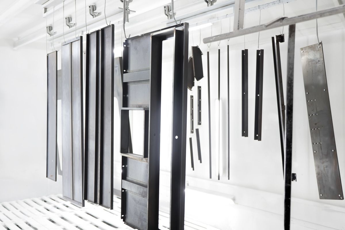 Ein Raum voller Metallteile, die von der Decke hängen - KID GmbH Anlagenbau in Bad Hersfeld 