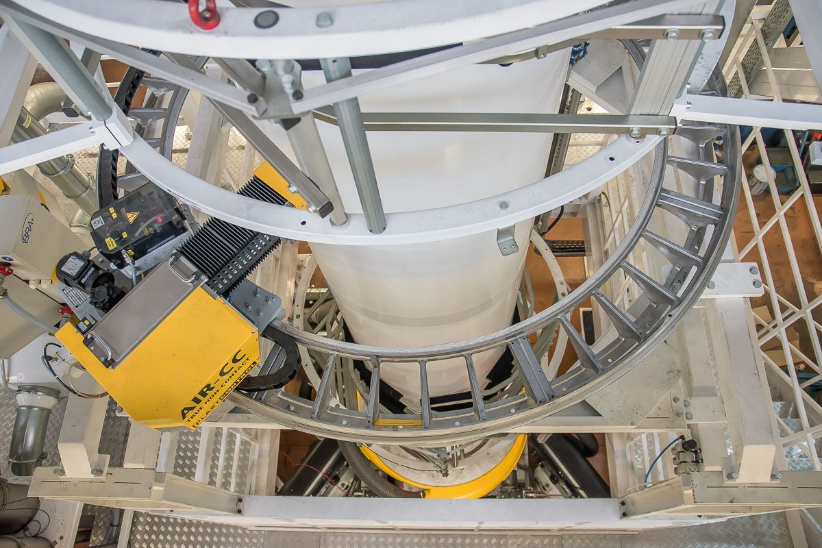 In einer Fabrik wird eine Achterbahn gebaut - KID GmbH Anlagenbau in Bad Hersfeld