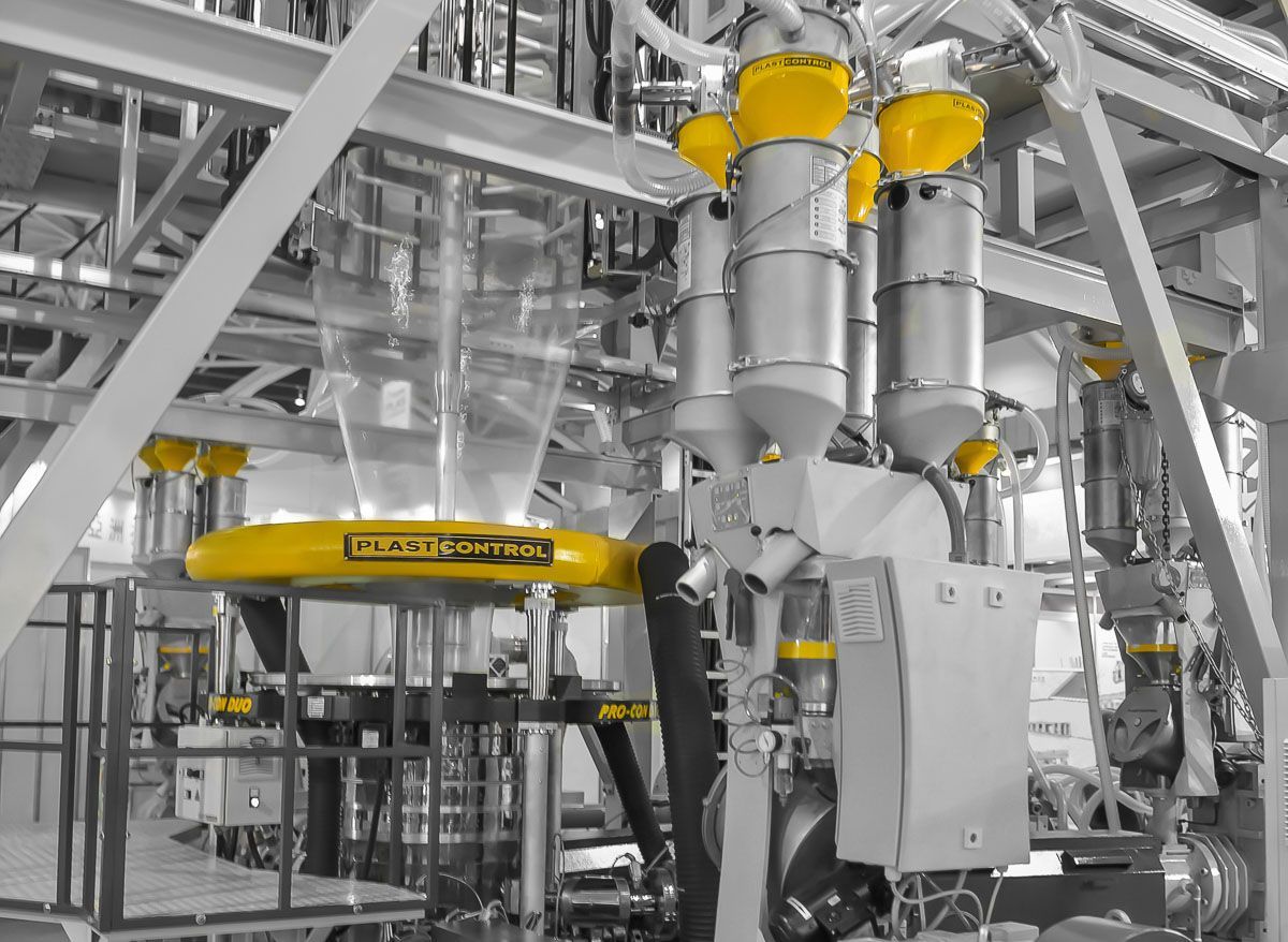 eine Fabrik mit vielen Maschinen und Rohren - KID GmbH Anlagenbau in Bad Hersfeld