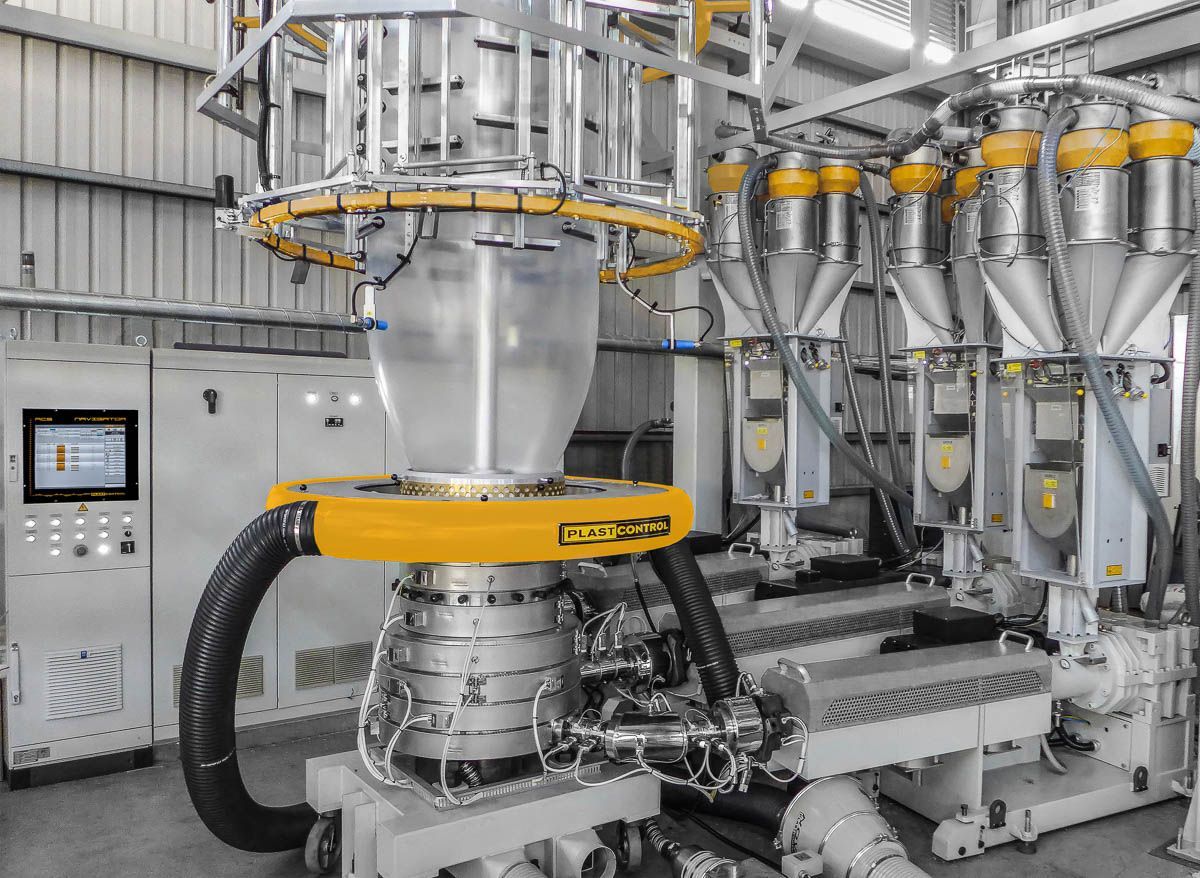 Eine große Maschine steht in einem Raum mit vielen Rohren - KID GmbH Anlagenbau in Bad Hersfeld