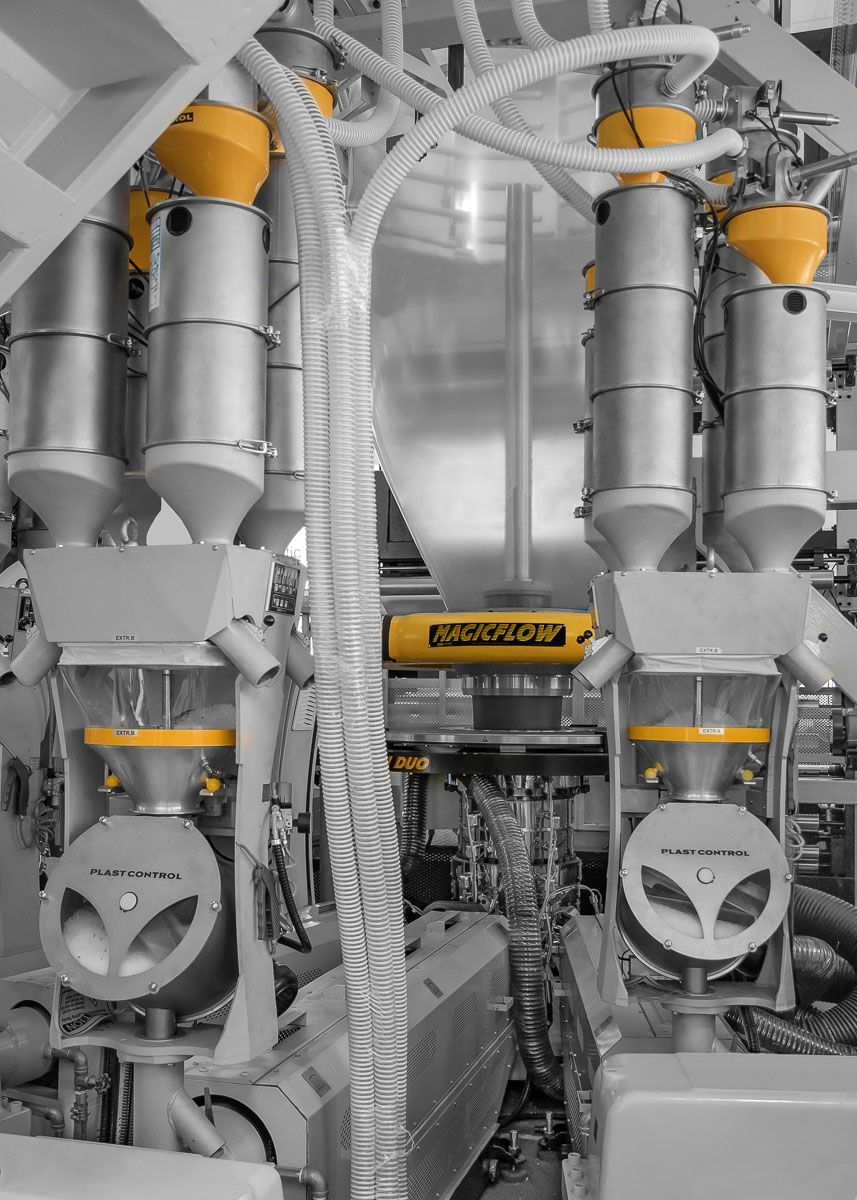 ein Schwarz-Weiß-Foto einer Maschine mit einem gelben Schild mit der Aufschrift „Edelstahl“ - KID GmbH Anlagenbau in Bad Hersfeld