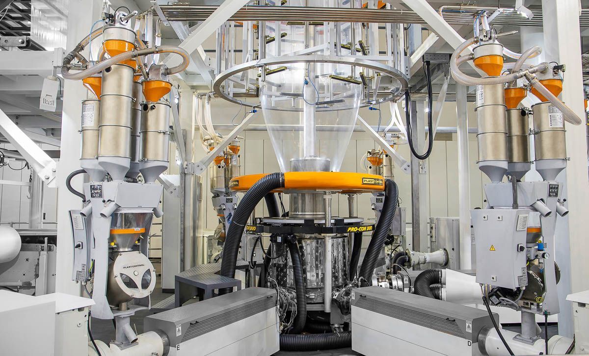 In einer Fabrik arbeitet eine Maschine, die Plastiktüten herstellt - KID GmbH Anlagenbau in Bad Hersfeld