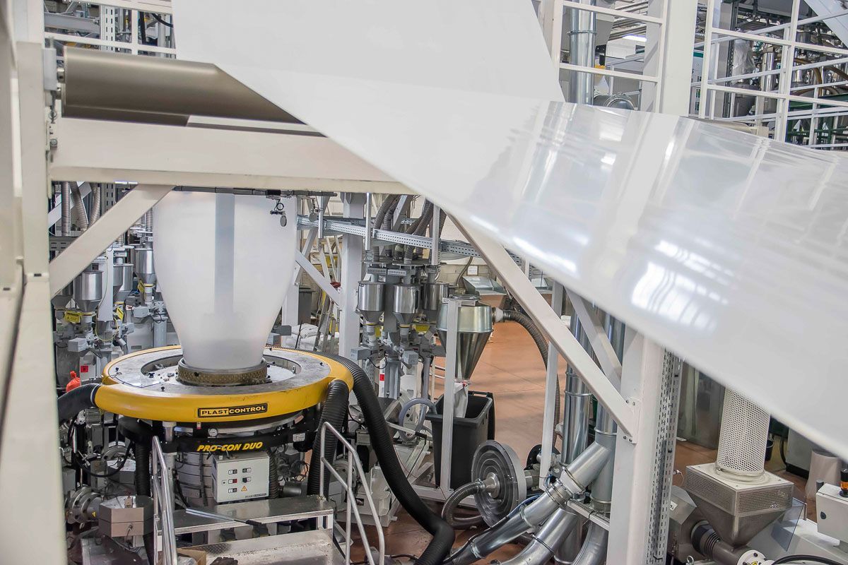 Eine Maschine stellt in einer Fabrik Plastiktüten her - KID GmbH Anlagenbau in Bad Hersfeld