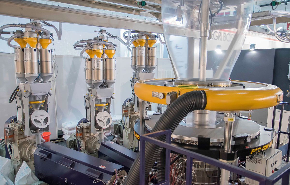 eine Maschine in einer Fabrik, an der ein Schlauch befestigt ist - KID GmbH Anlagenbau in Bad Hersfeld