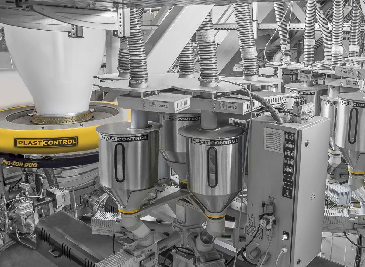 Eine Maschine steht in einem Raum mit vielen Metallbehältern - KID GmbH Anlagenbau in Bad Hersfeld