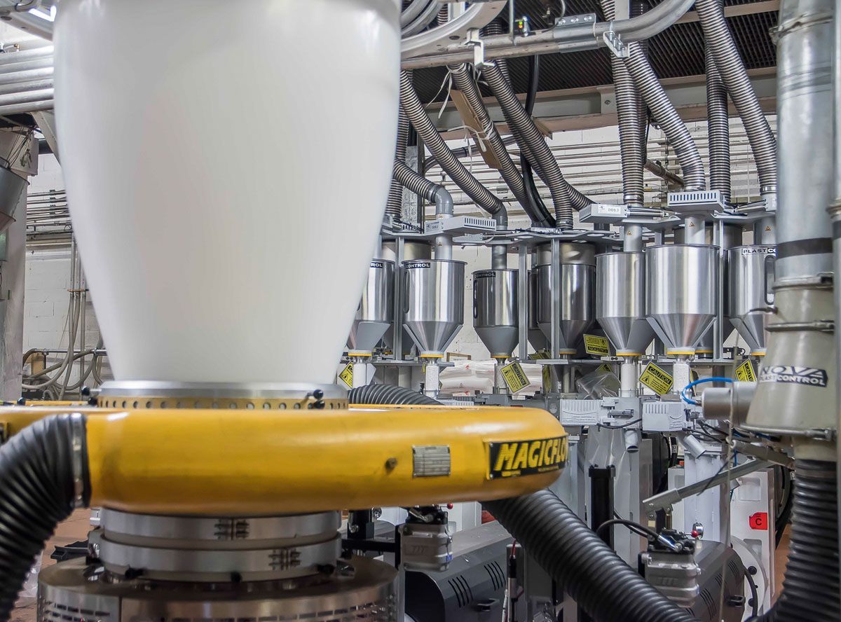 Eine Maschine stellt in einer Fabrik Plastiktüten her - KID GmbH Anlagenbau in Bad Hersfeld