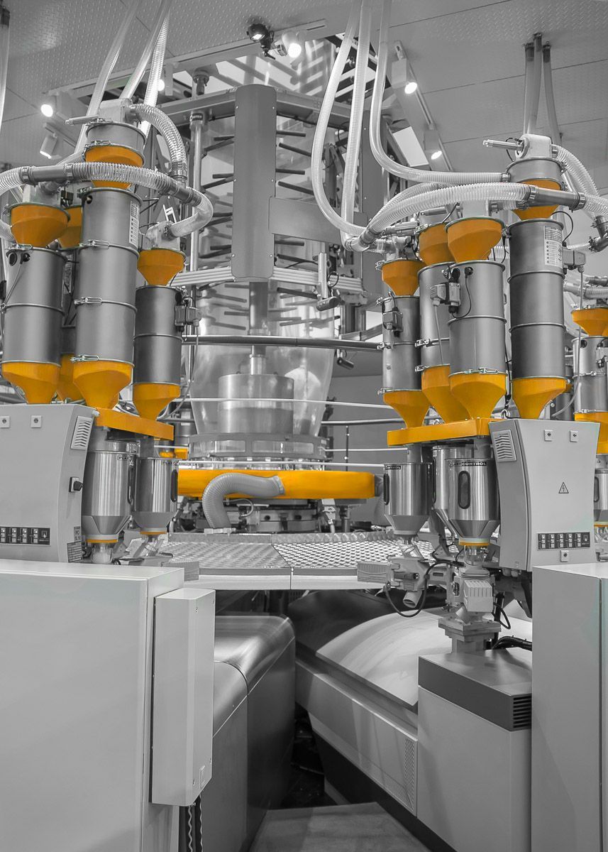 ein Schwarz-Weiß-Foto einer Maschine in einer Fabrik - KID GmbH Anlagenbau in Bad Hersfeld