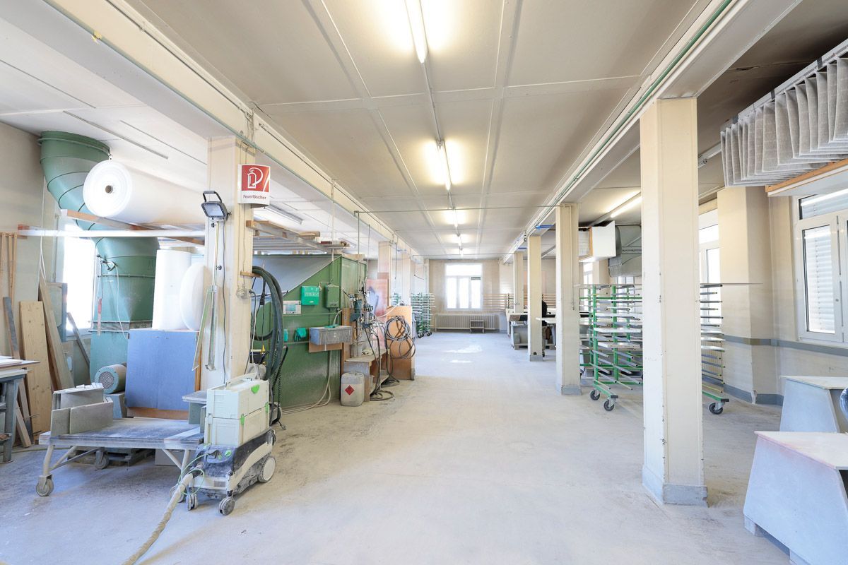 ein großer leerer Raum mit vielen Maschinen darin - KID GmbH Anlagenbau in Bad Hersfeld