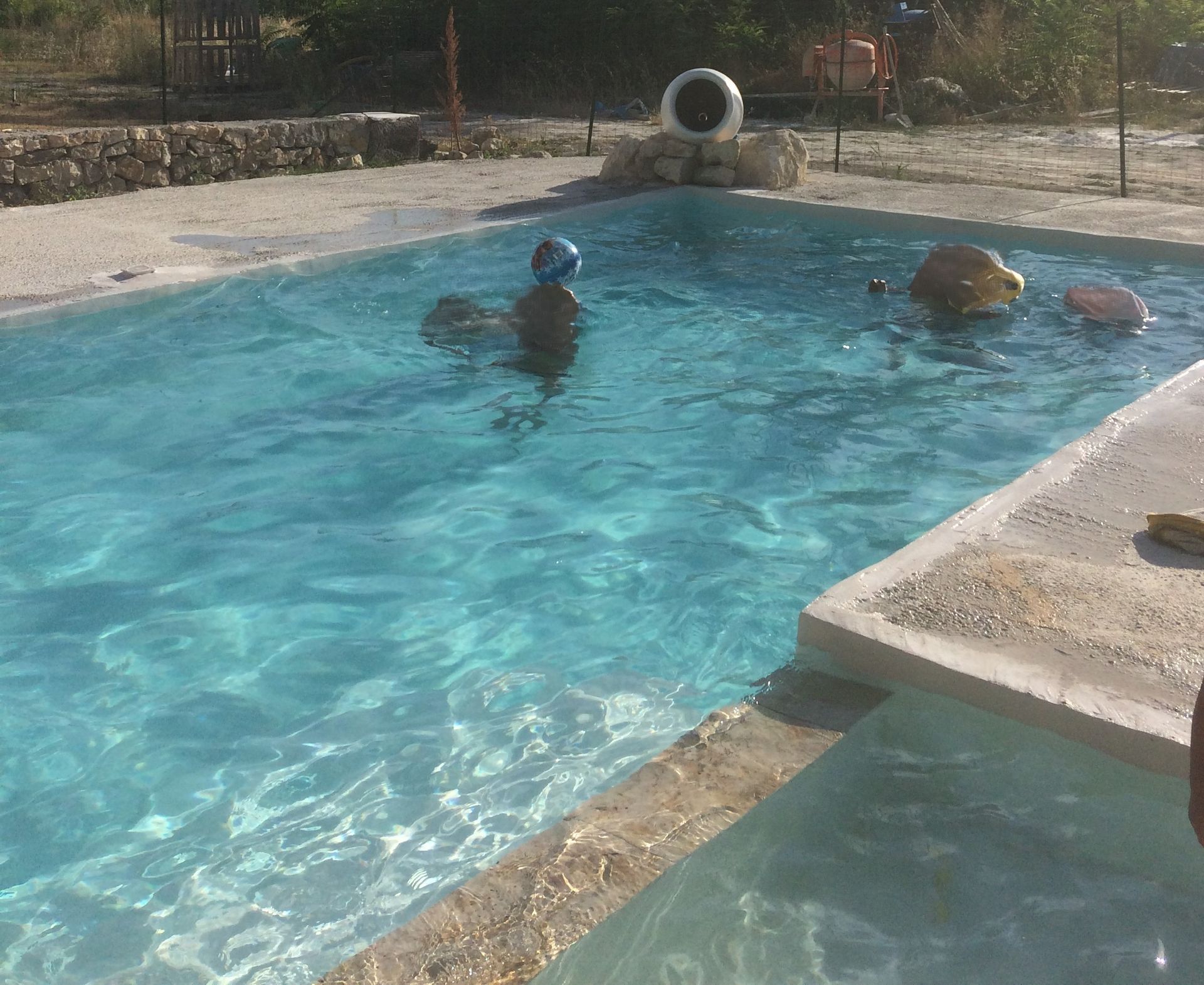 Un professionnel qui fait des joints autour d'une piscine avec de l'enduit hydrofuge