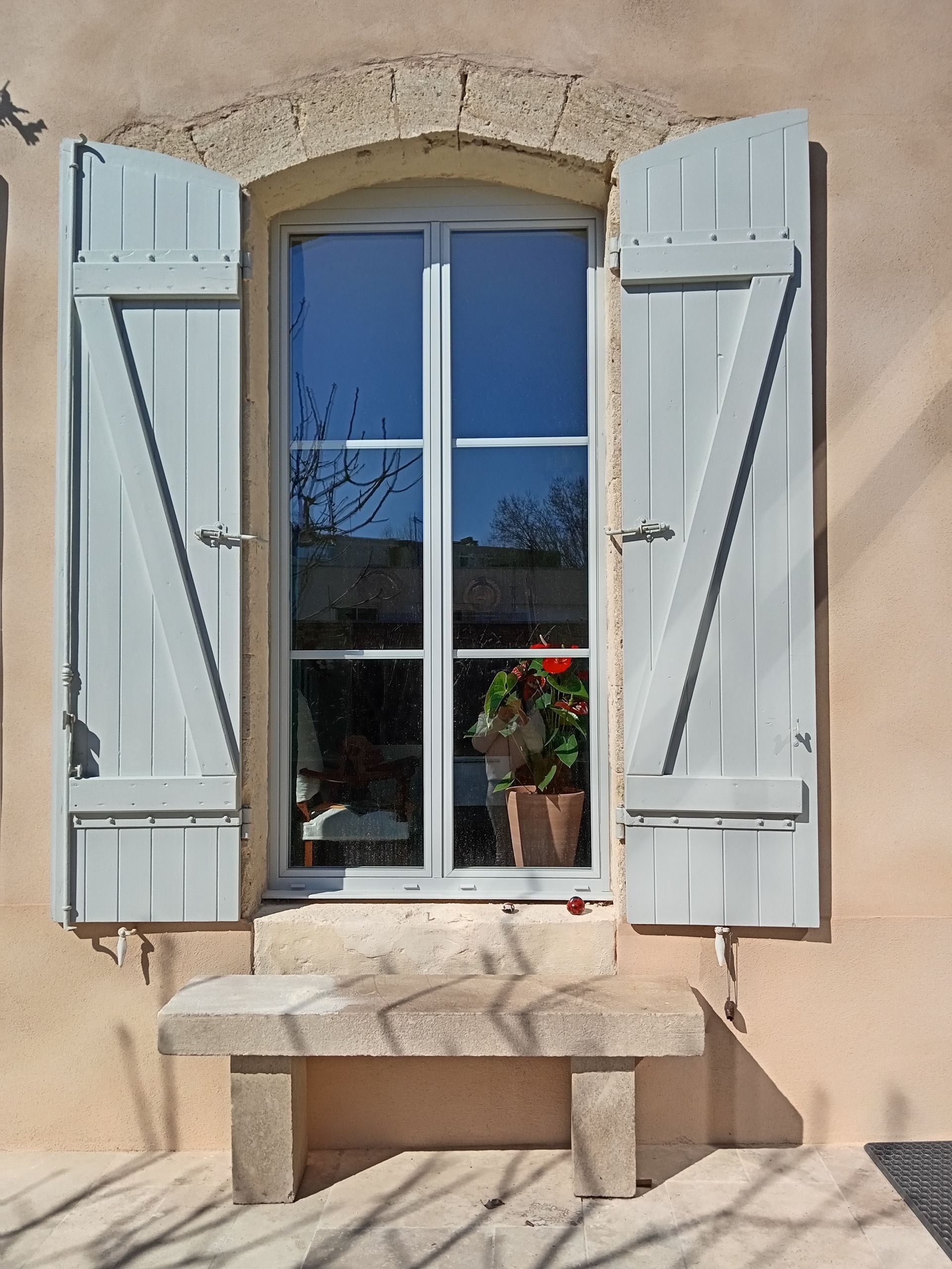 Maison avec volet gris clair